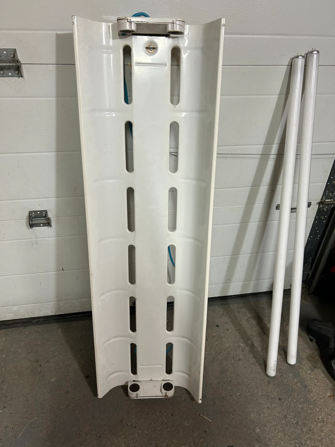 Fluorescent Light Fixture - photo 5