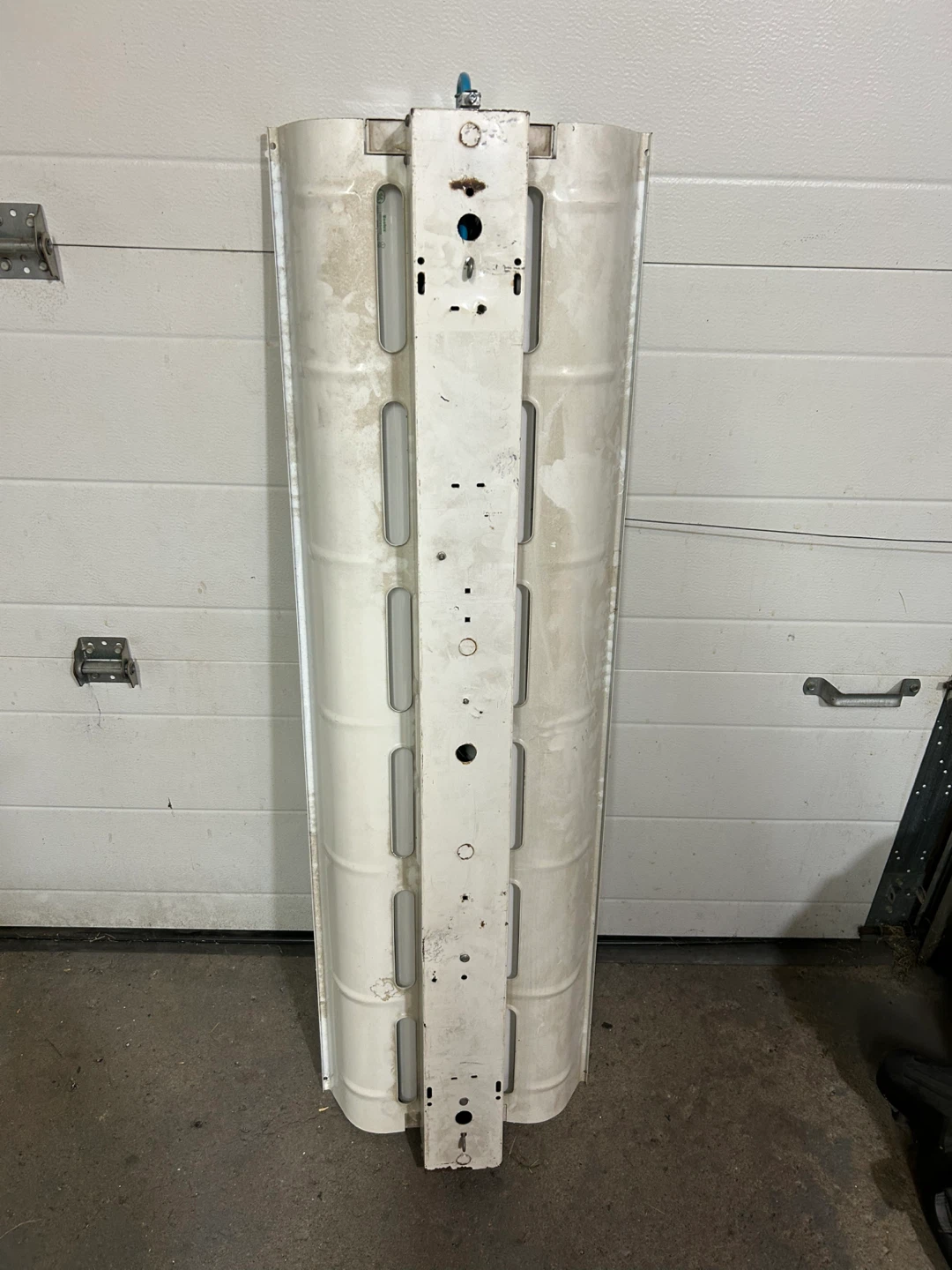 Fluorescent Light Fixture - photo 4