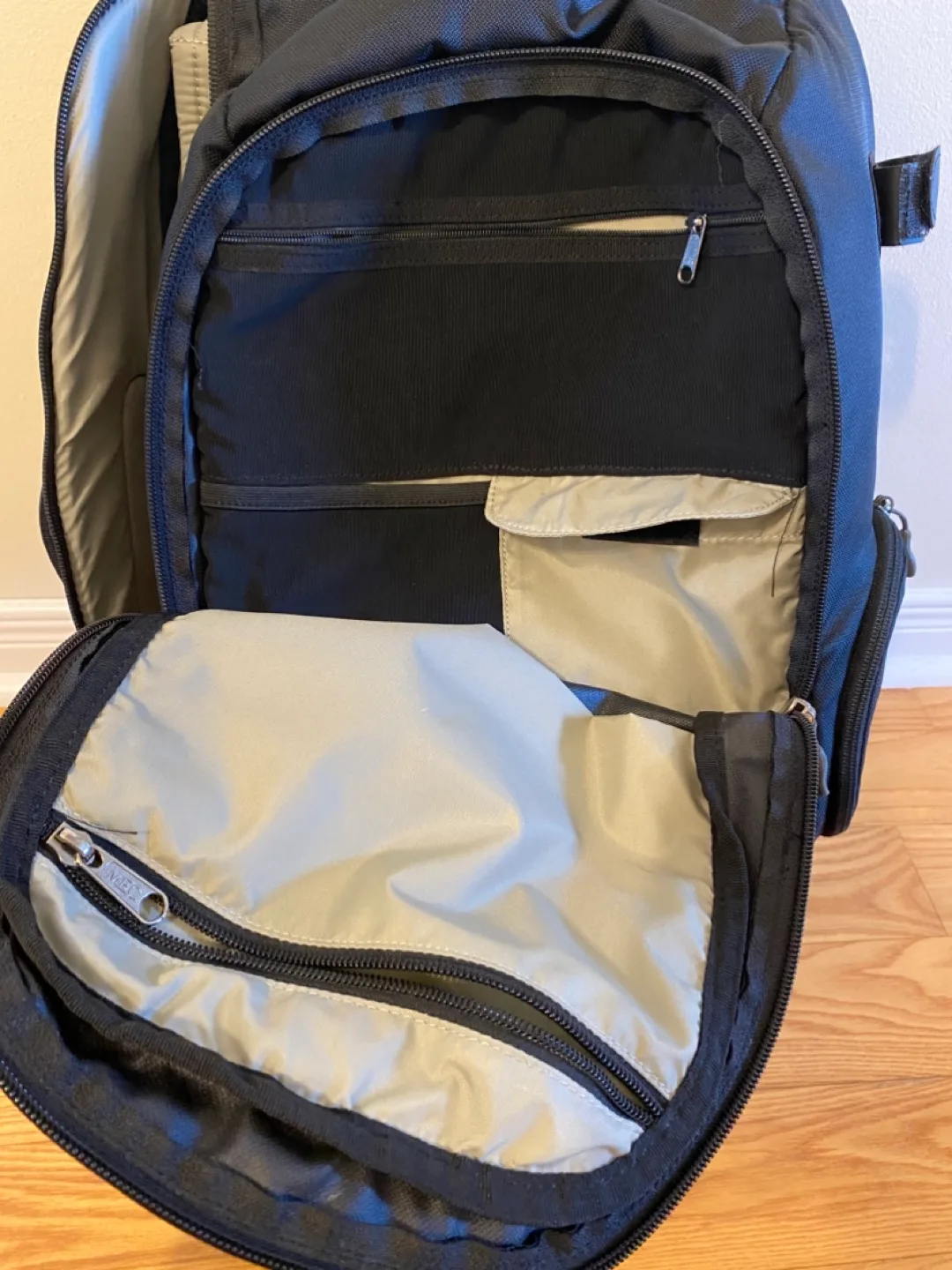 MEC Laptop Backpack image indicator(2)