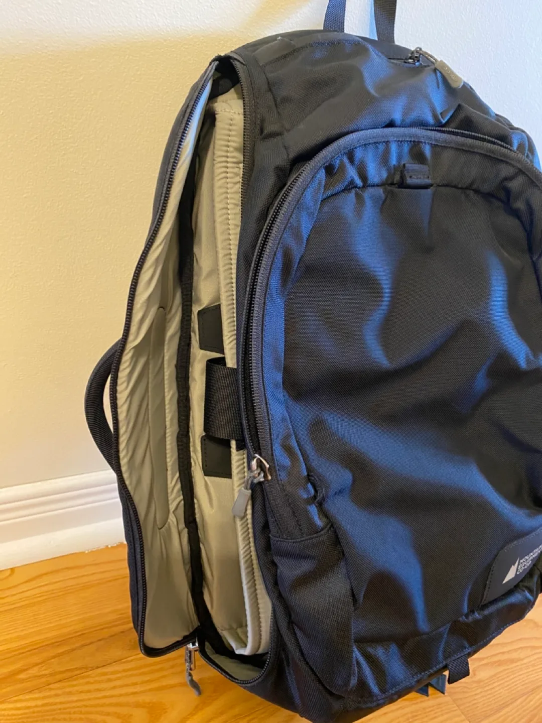 MEC Laptop Backpack image indicator(3)