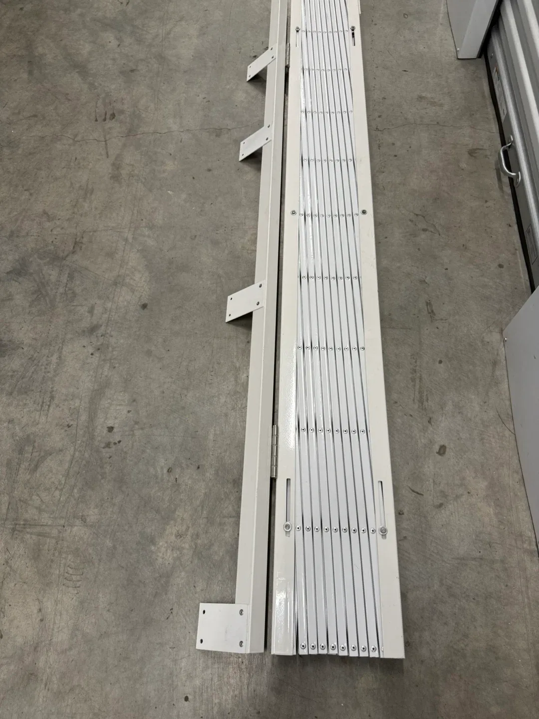 Expandable Barrier Gate - White for shops image indicator(2)