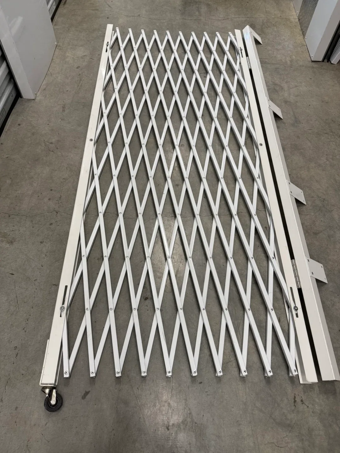Expandable Barrier Gate - White for shops image indicator(3)