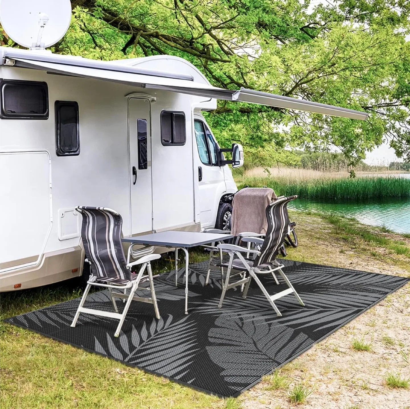 6'x9' Outdoor Rug - Black & Grey Palm Leaf Design image indicator(5)