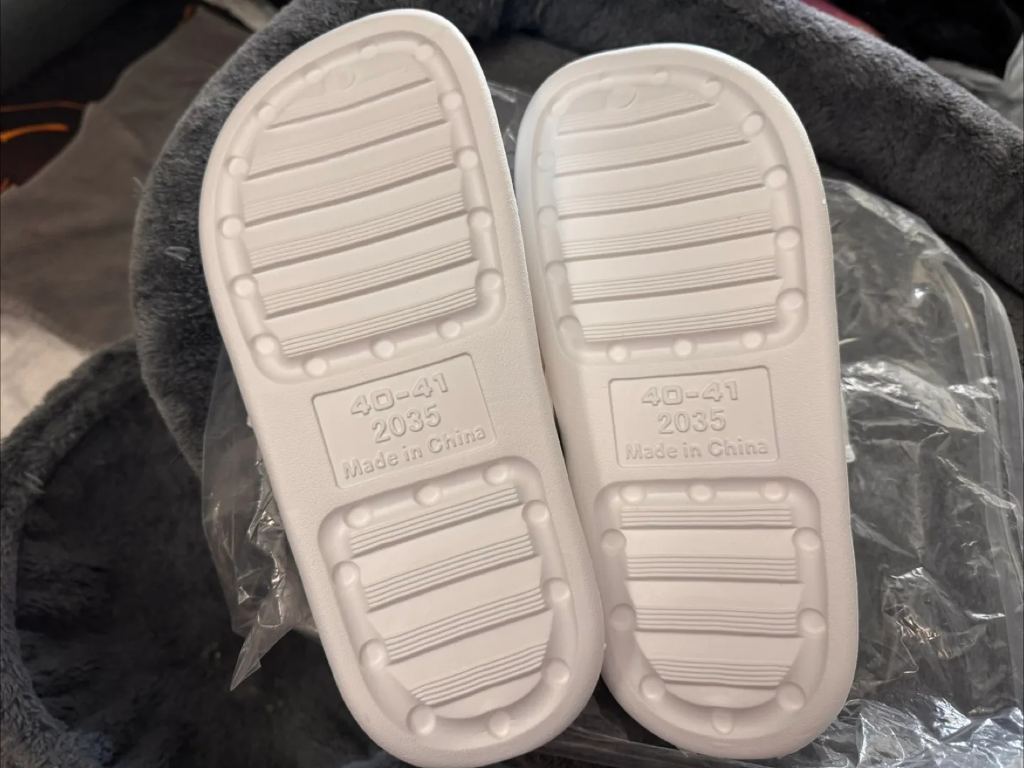 White Clogs Slides, Size 40-41 (men’s or Women's 9-10) image indicator(2)
