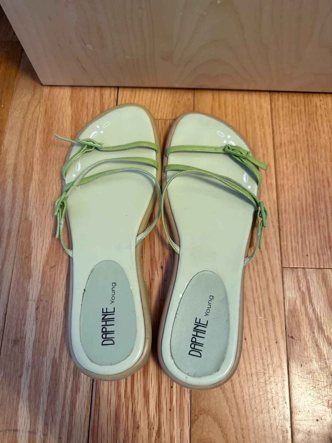 Daphne Young Women’s Size 7.5/8 Green Sandals thumbnail
