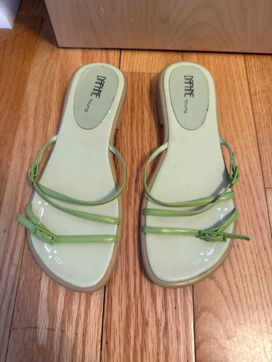 Daphne Young Women’s Size 7.5/8 Green Sandals image indicator(2)