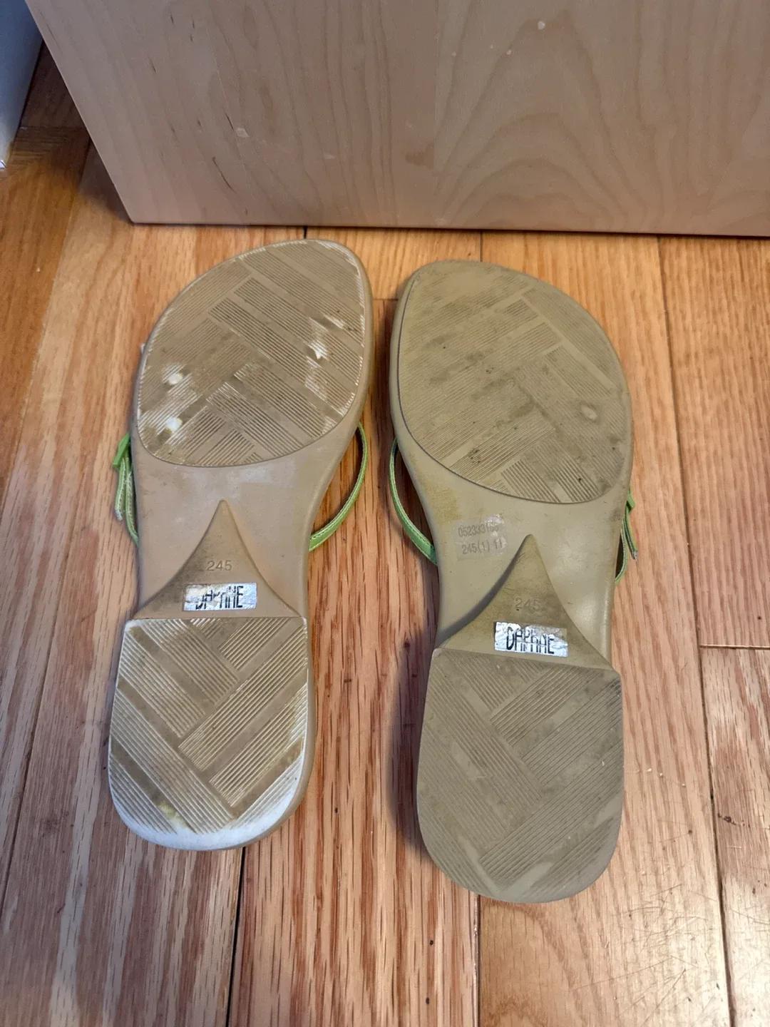 Daphne Young Women’s Size 7.5/8 Green Sandals image indicator(3)