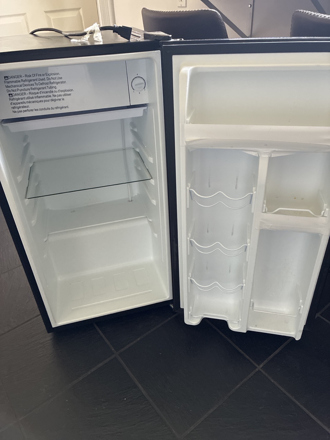 Galanz GLR33MBKE02 Mini Fridge - Black - photo 3