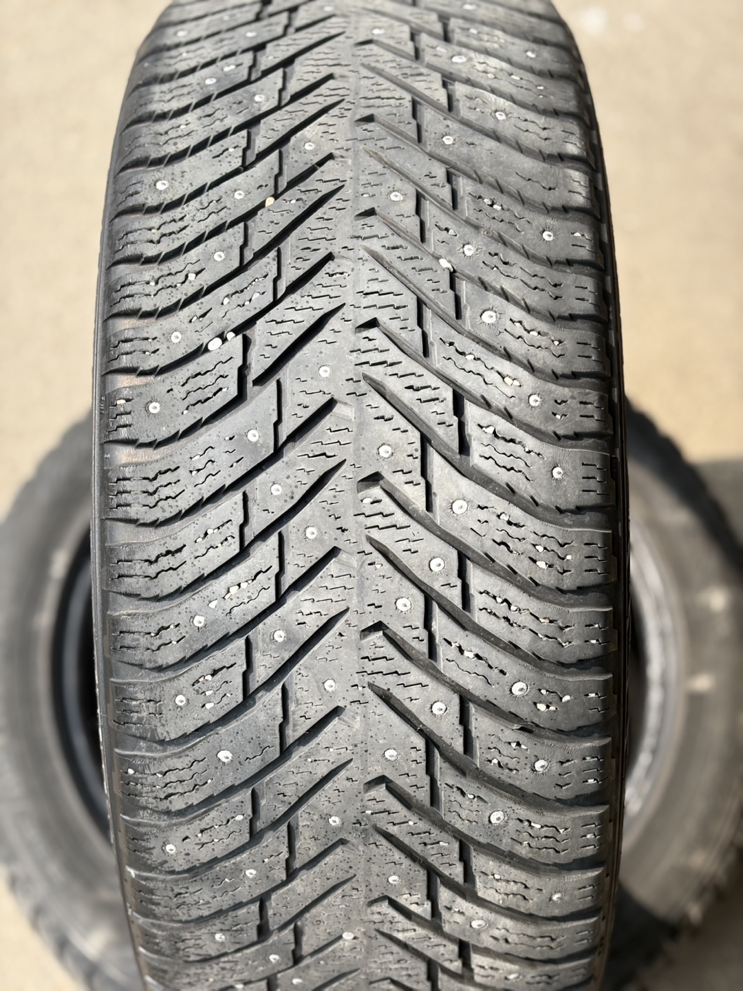 (2) Nokian Hakkapeliitta 8 Studded Winter Tires 235/45R17 - photo 3