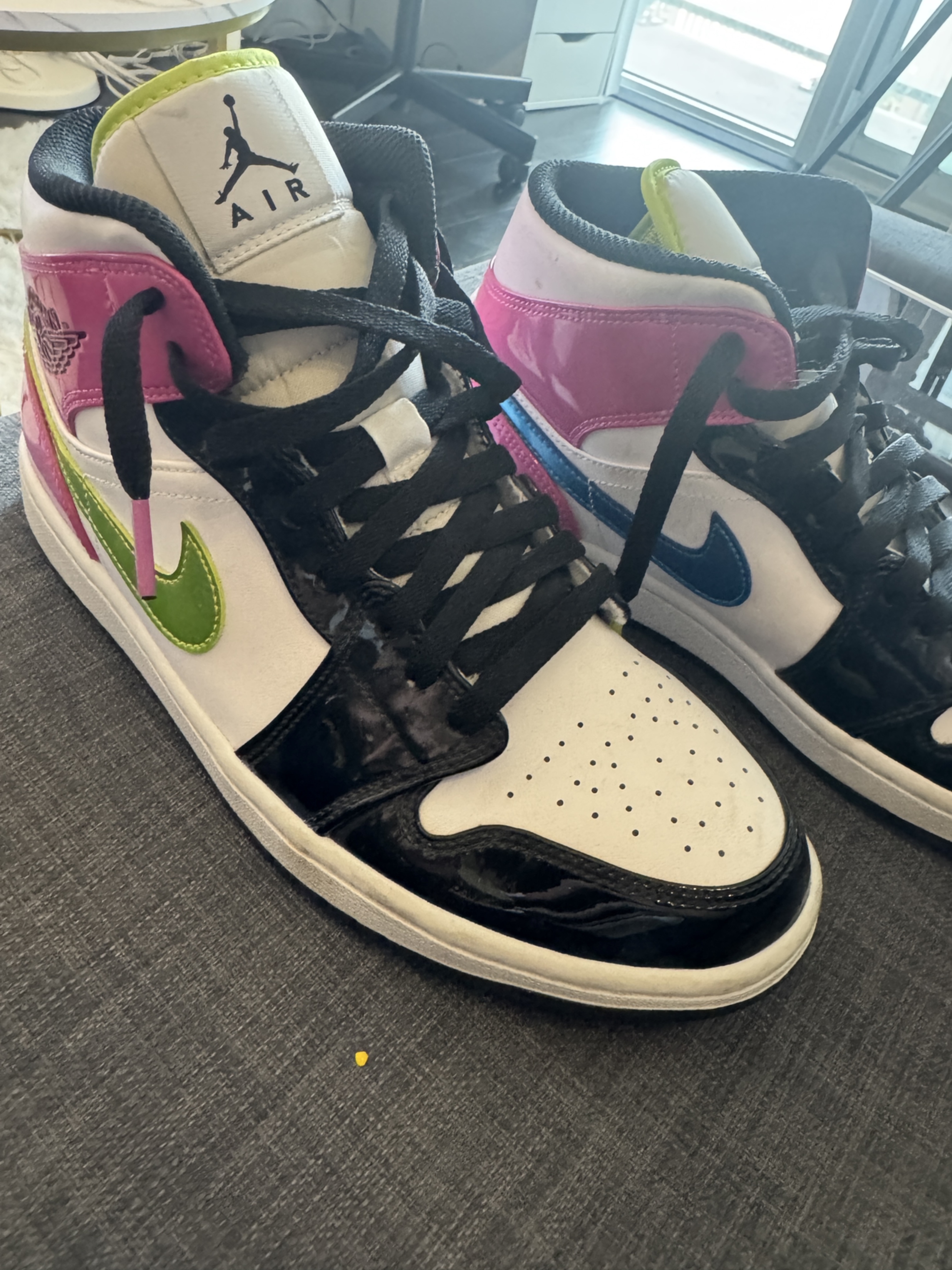 Air Jordan 1 Mid SE Size 9 US