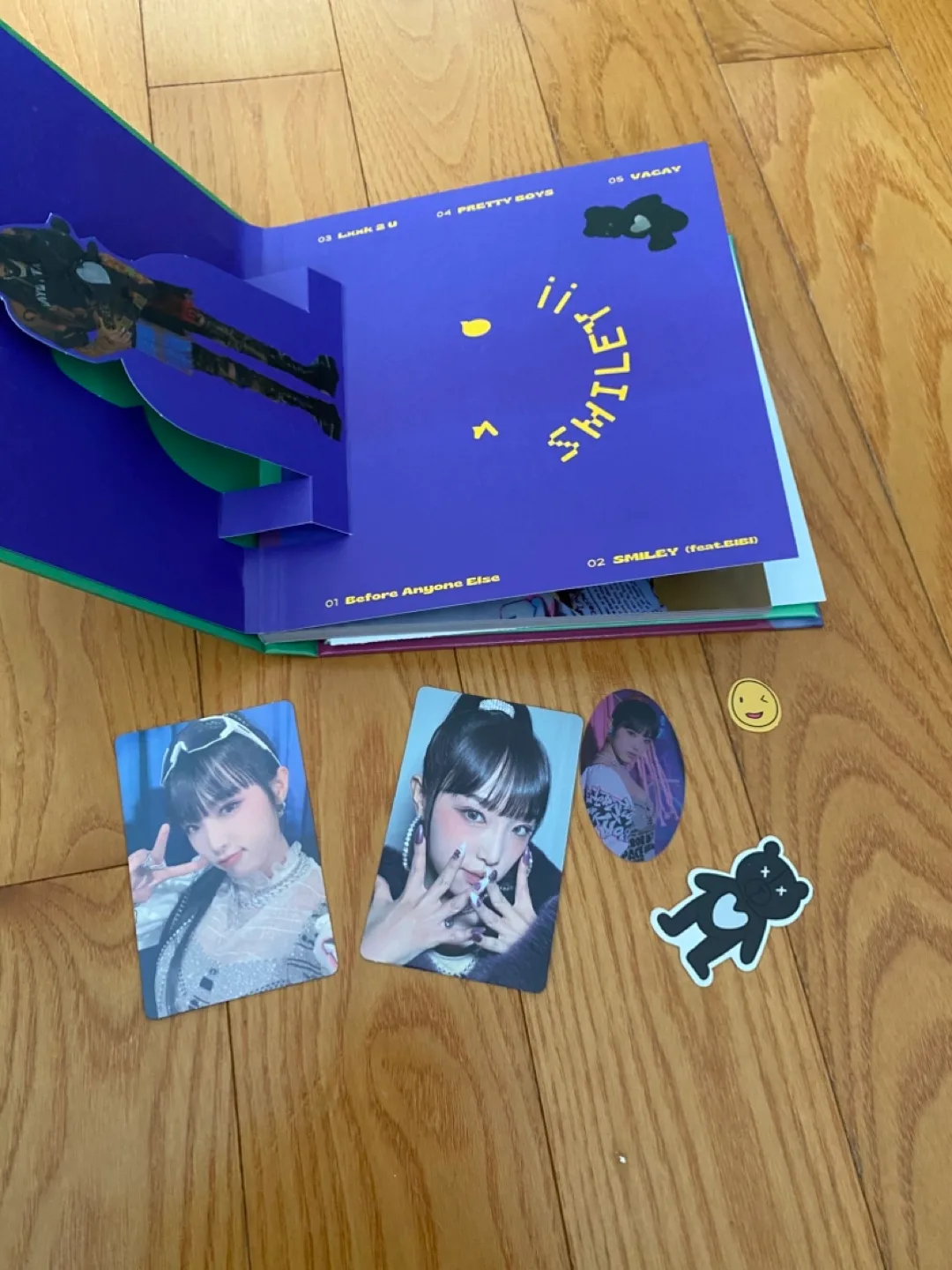 YENA Smiley album K-pop image indicator(5)