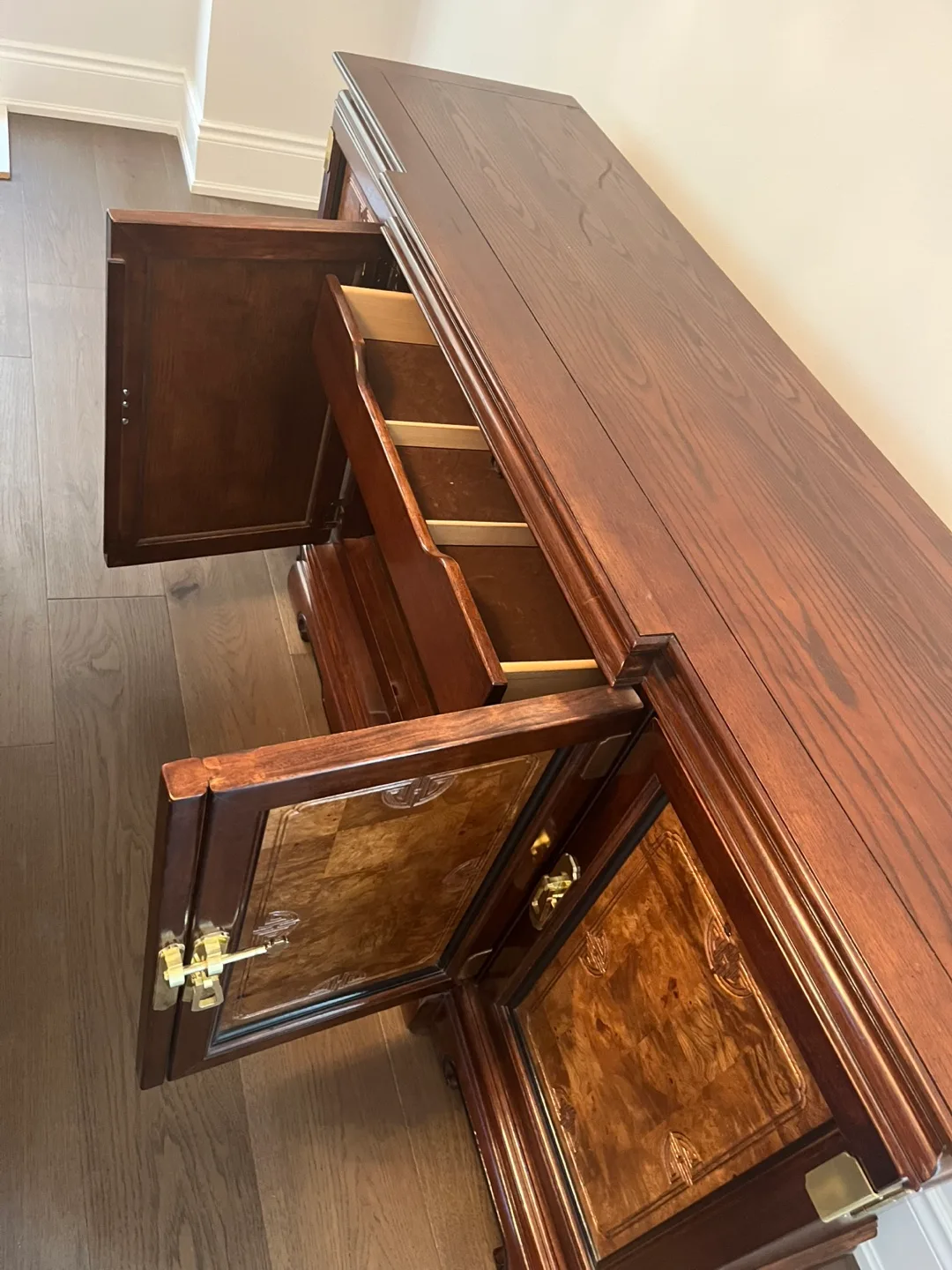 Dining Table with 6 Chairs & Sideboard image indicator(2)