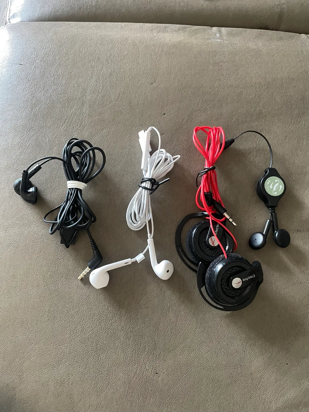 Wired Earbuds  3.5mm Jack & Apple EarPo (Lightning Connector) thumbnail
