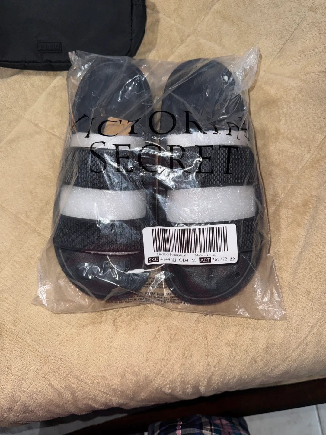 New PINK Victoria's Secret Bag & Slides Set - Size M image indicator(2)