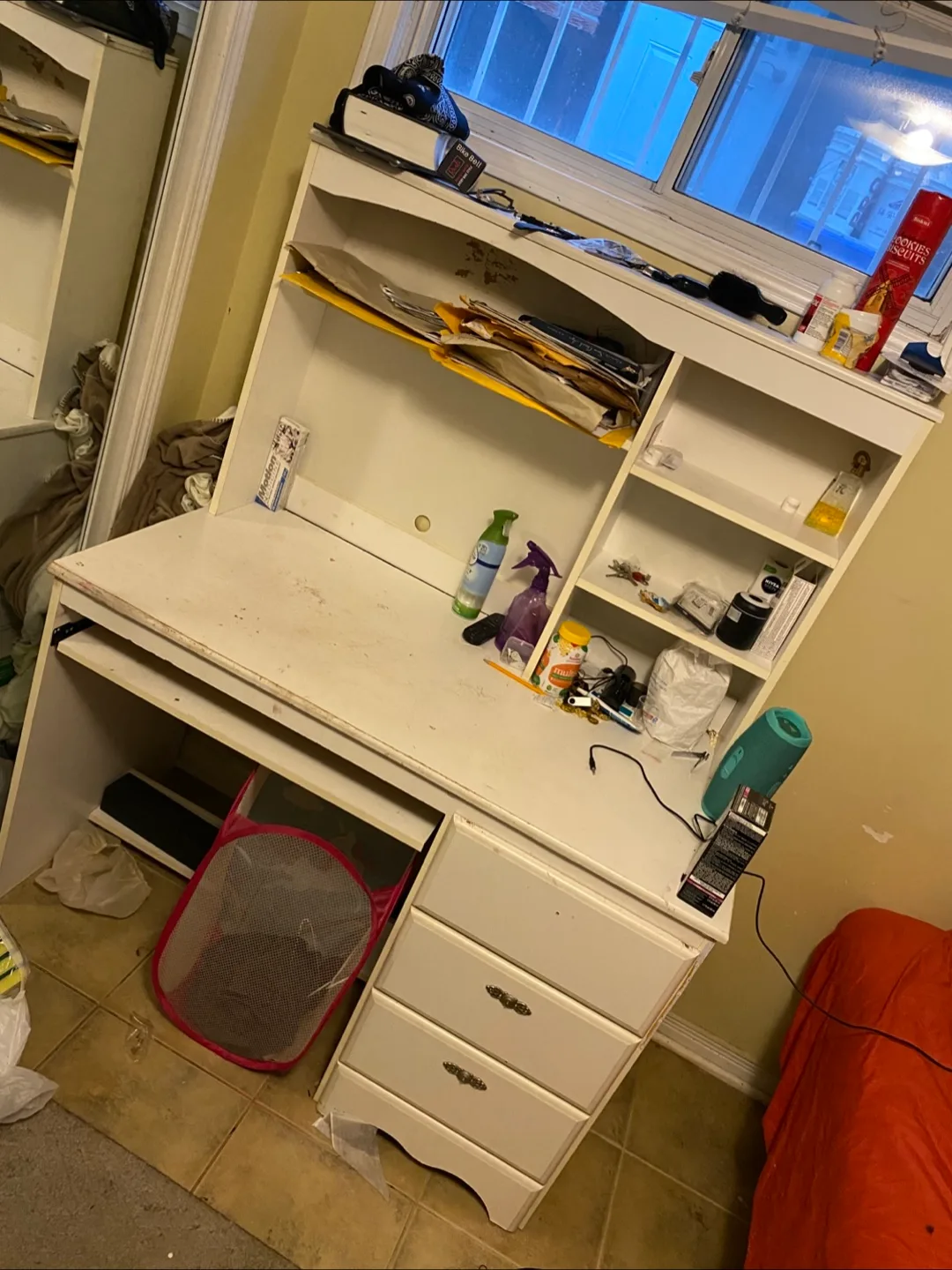 White Desk with Hutch 🥕 thumbnail