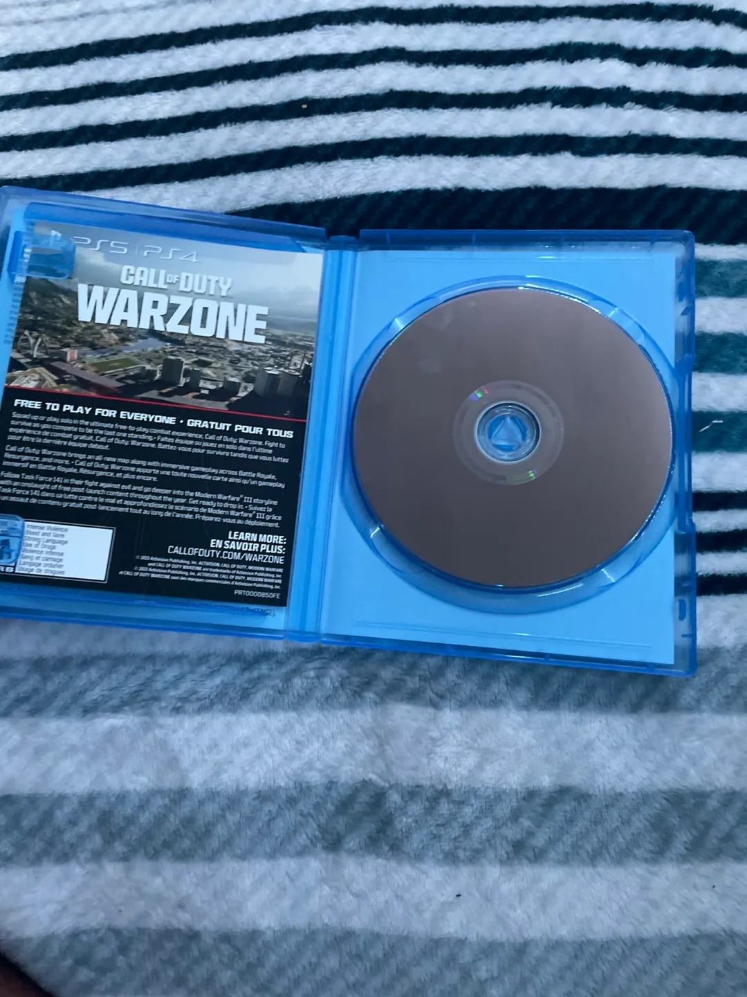 Call of Duty Modern Warfare 2 PS5 in a cod mw3 case ps5 image indicator(3)