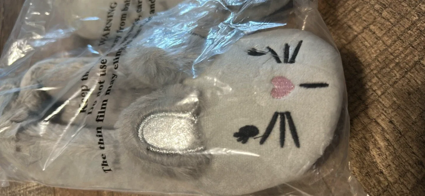 NEW Bunny Slippers - Size 39 image indicator(3)