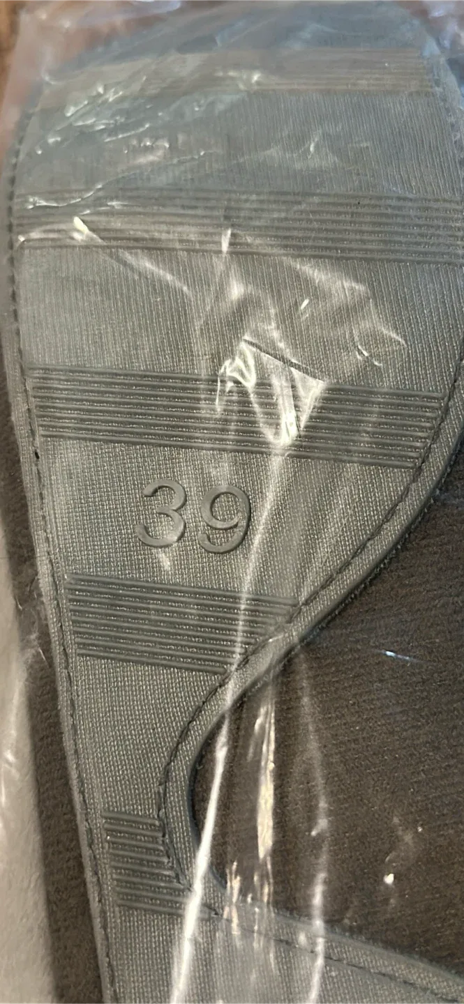 NEW Bunny Slippers - Size 39 image indicator(6)