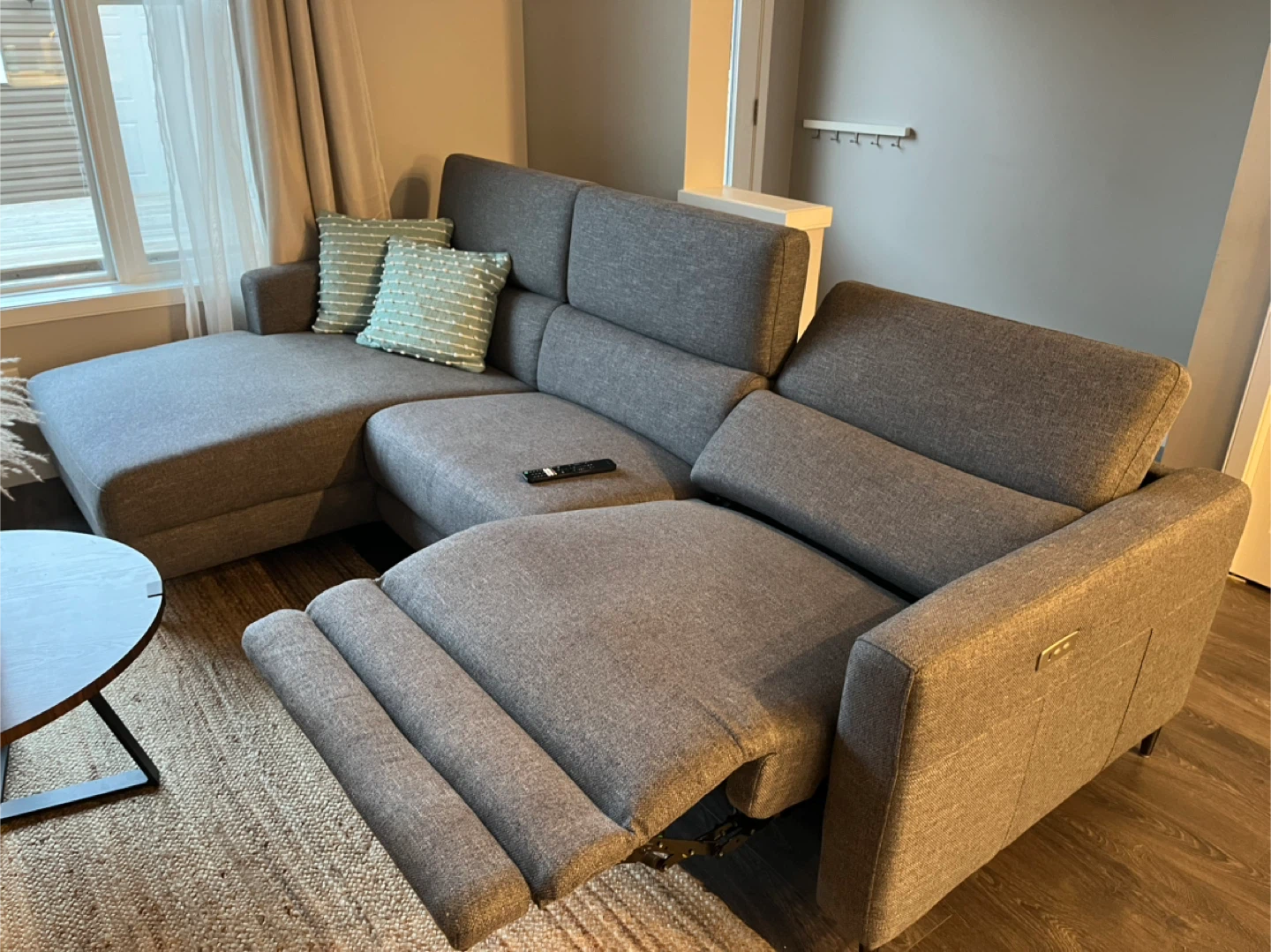 🔥🔥Moving out Sale - Sectional sofa with recliner feature 🥕 - photo 4