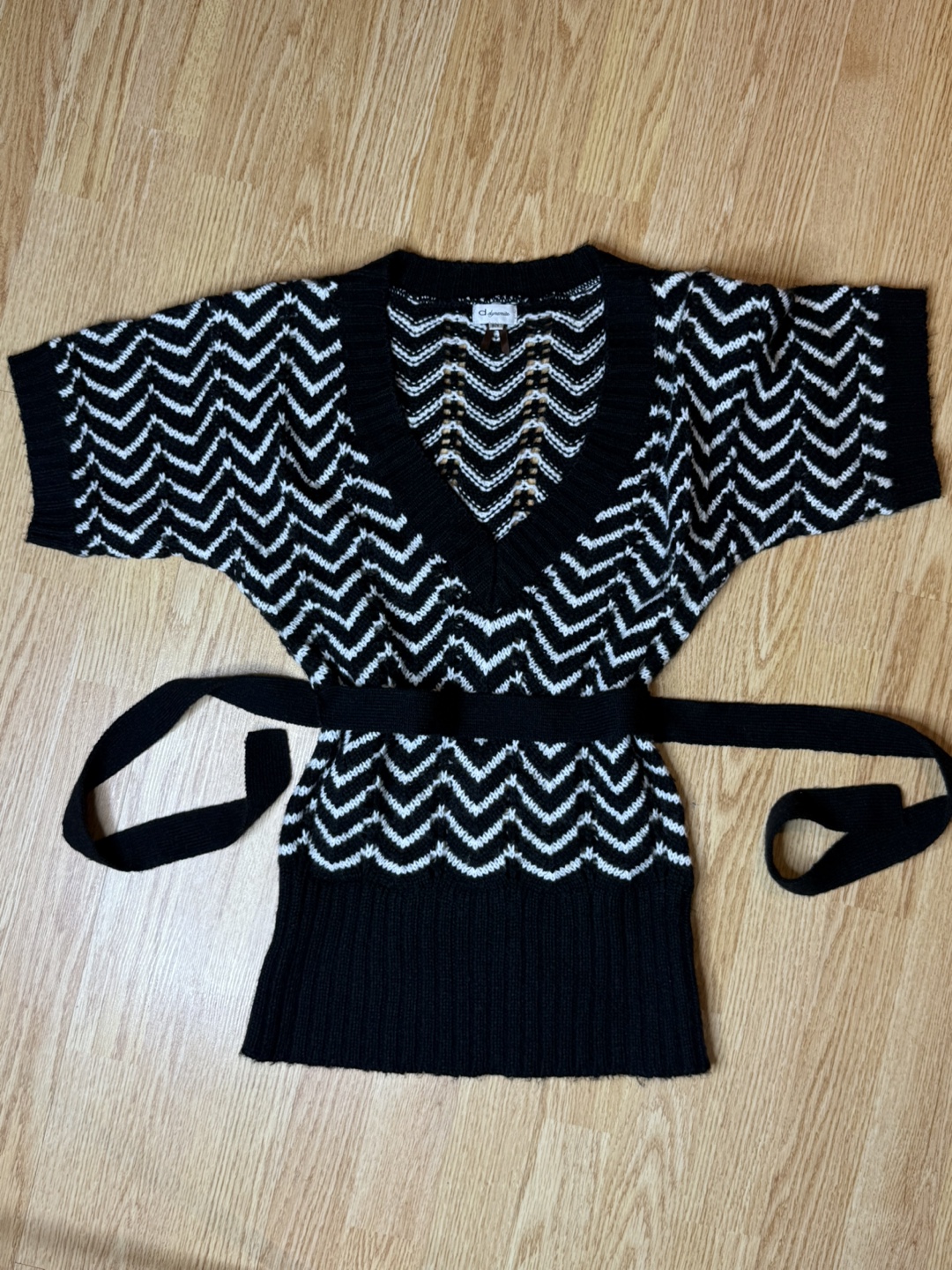 Dynamite Black and White V-Neck Sweater