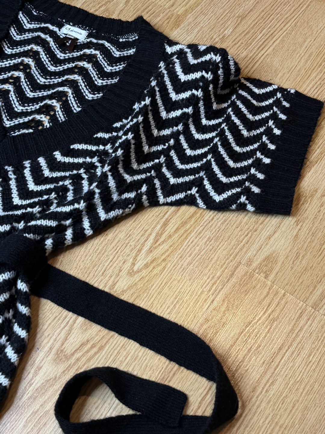 Dynamite Black and White V-Neck Sweater - photo 4