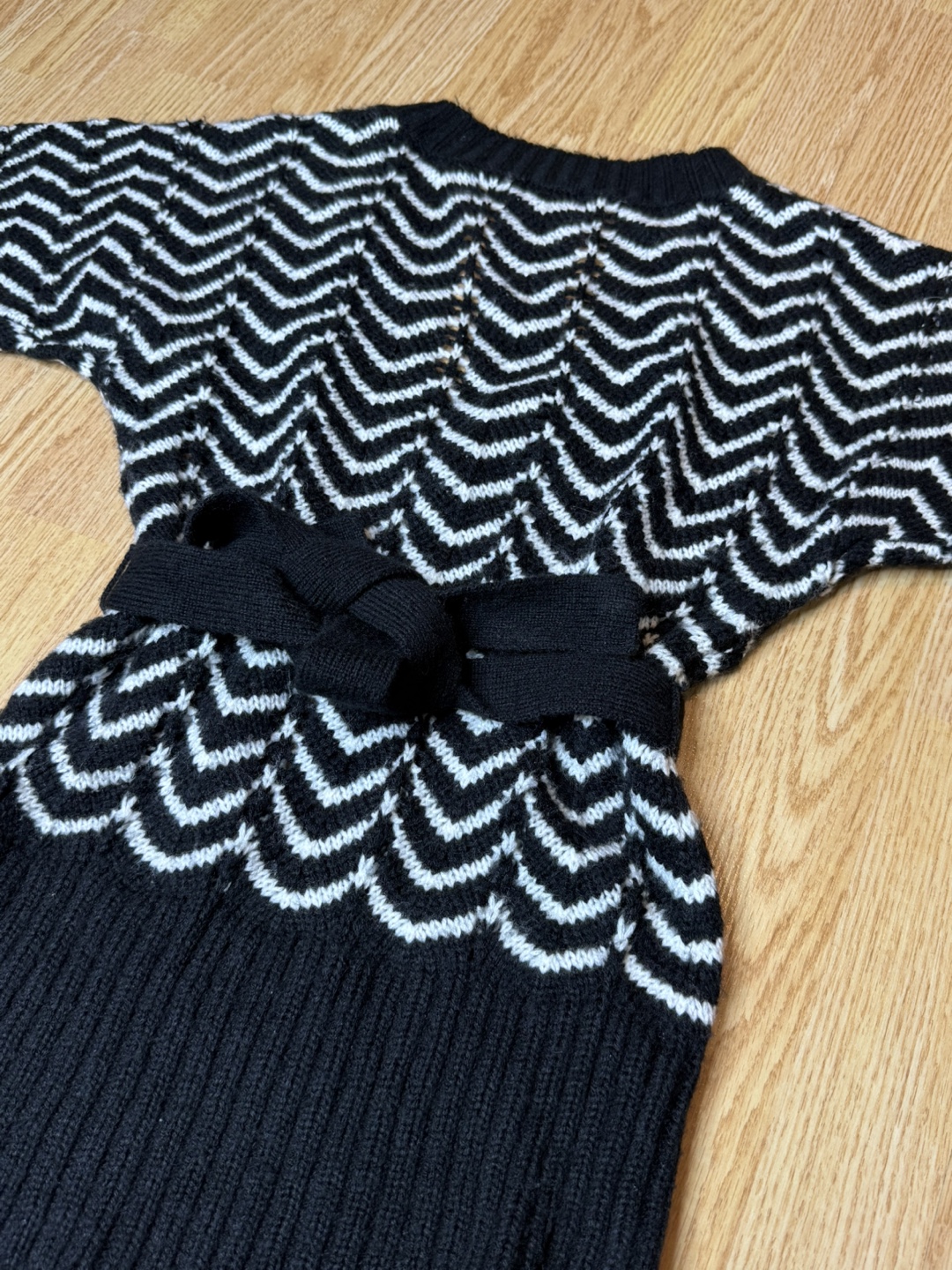 Dynamite Black and White V-Neck Sweater - photo 5