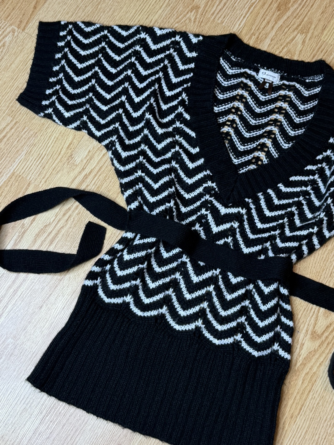 Dynamite Black and White V-Neck Sweater - photo 2