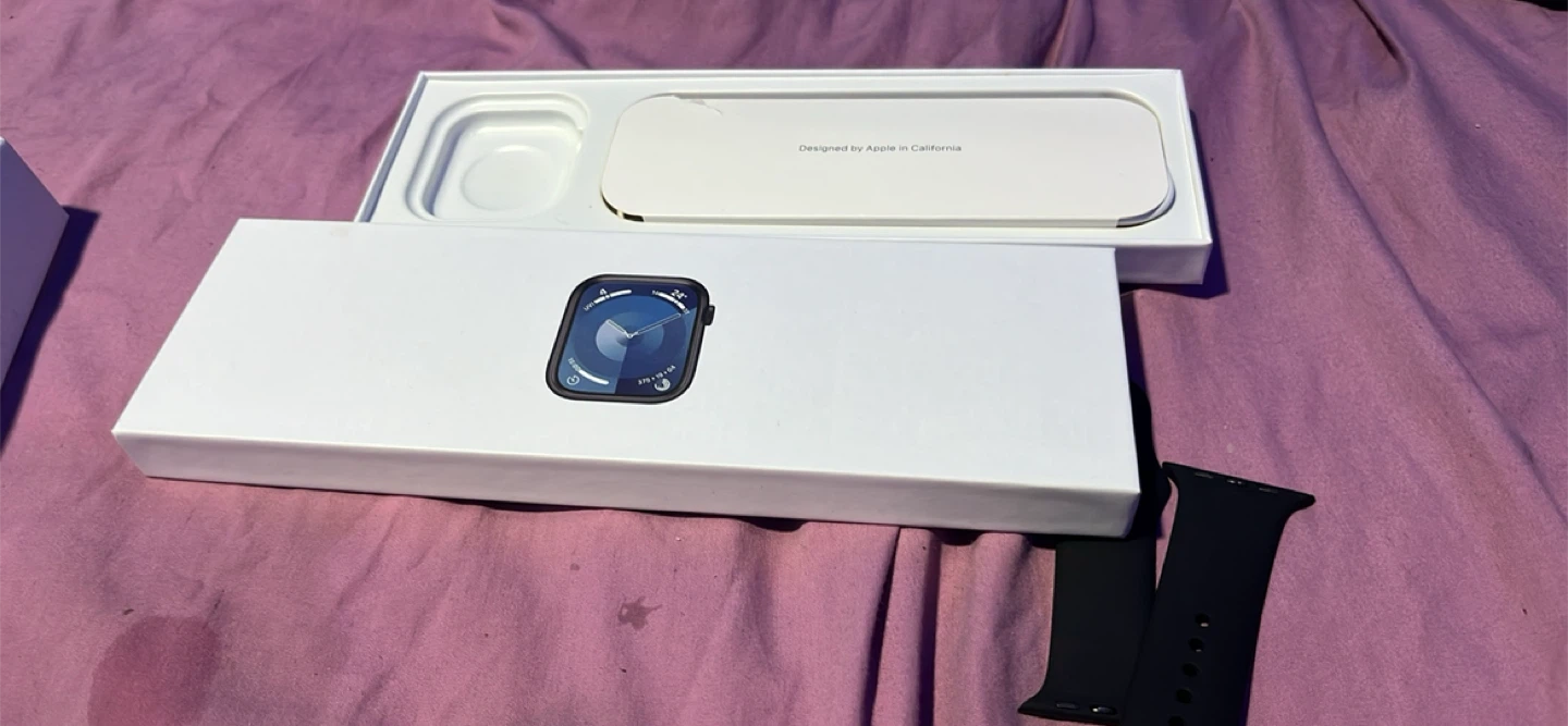 Apple Watch - Like New! - photo 2