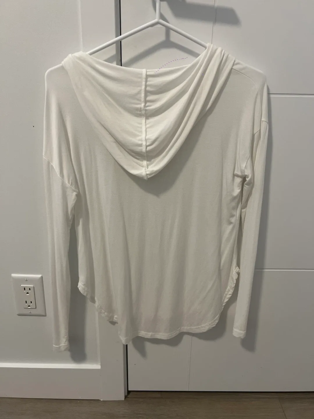 White yago Hoodie image indicator(2)