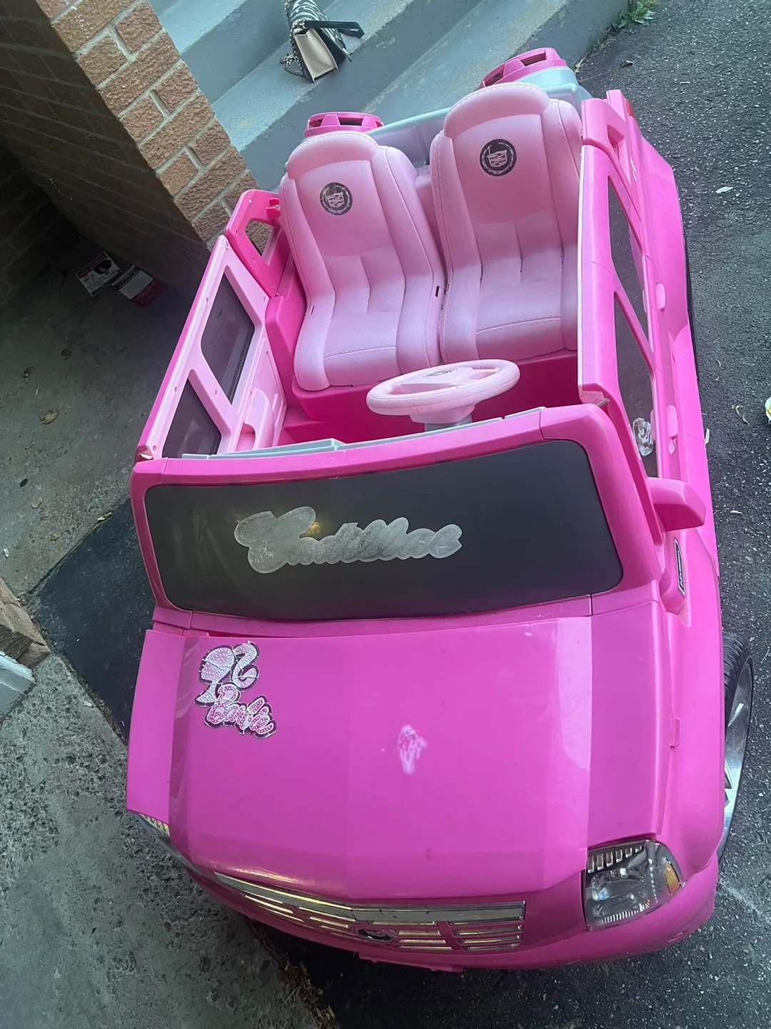 Pink Cadillac Barbie Ride-On Car ( needs new charger) image indicator(6)
