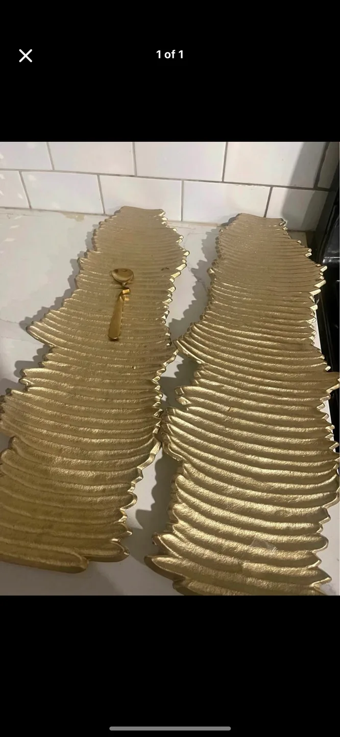 Gold Leaf Decorative Trays (Set of 2) 25$ each thumbnail