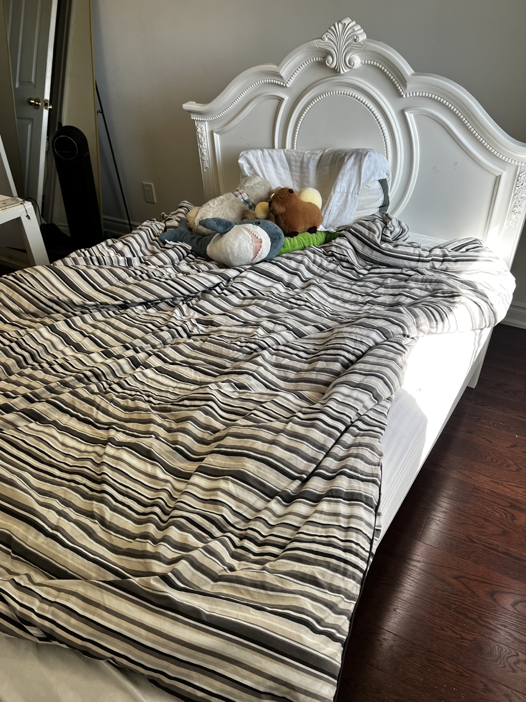 Queen size White Ornate Bed Frame - photo 2