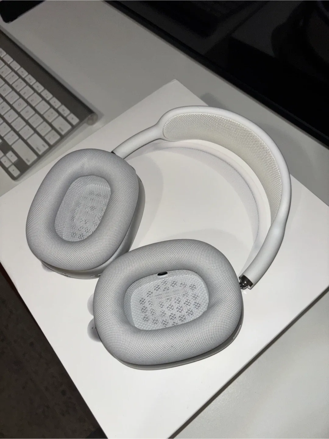 Authentic Apple AirPods Max - Silver/White image indicator(2)