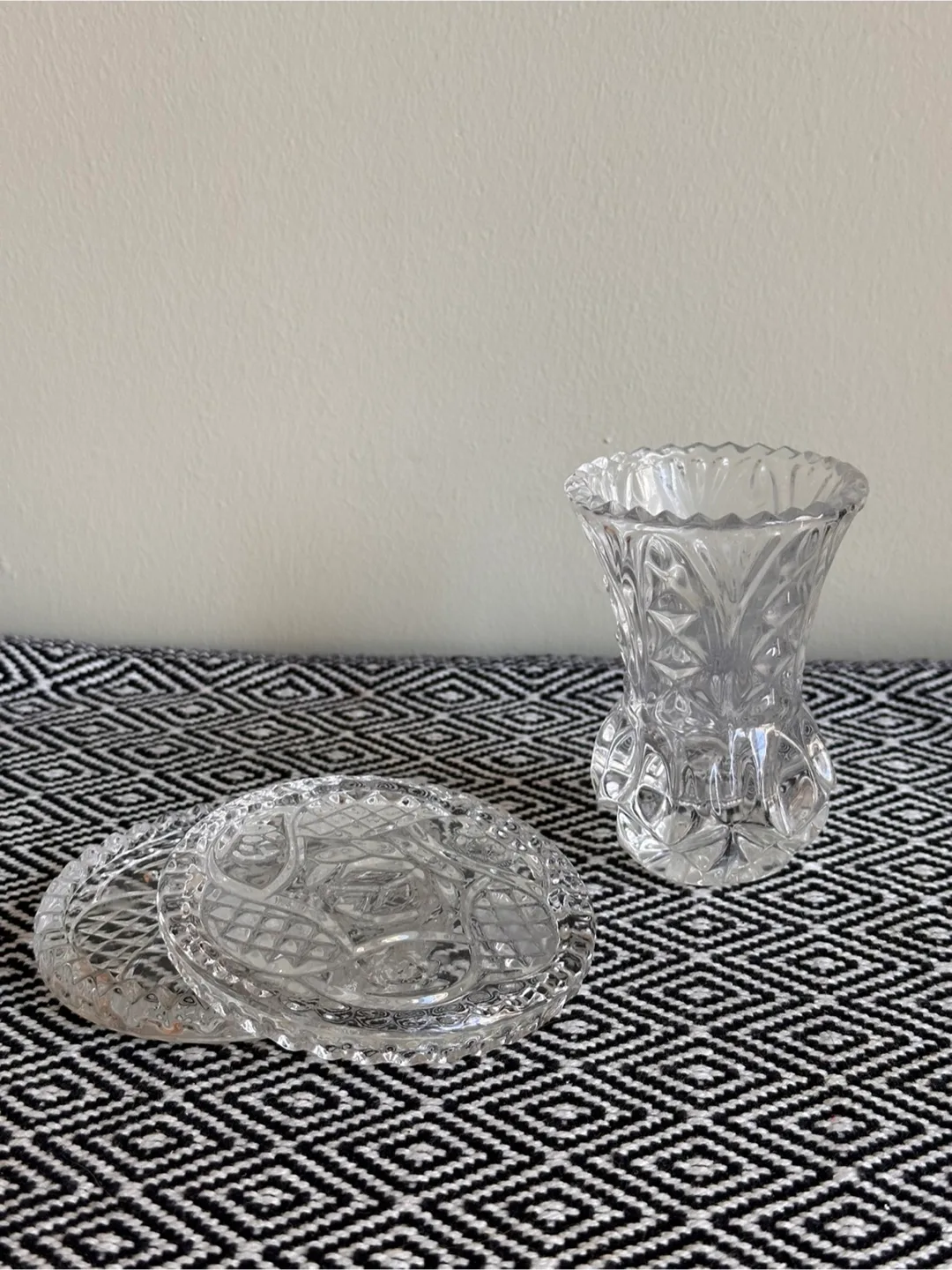 Elegant vase and jewelry box thumbnail