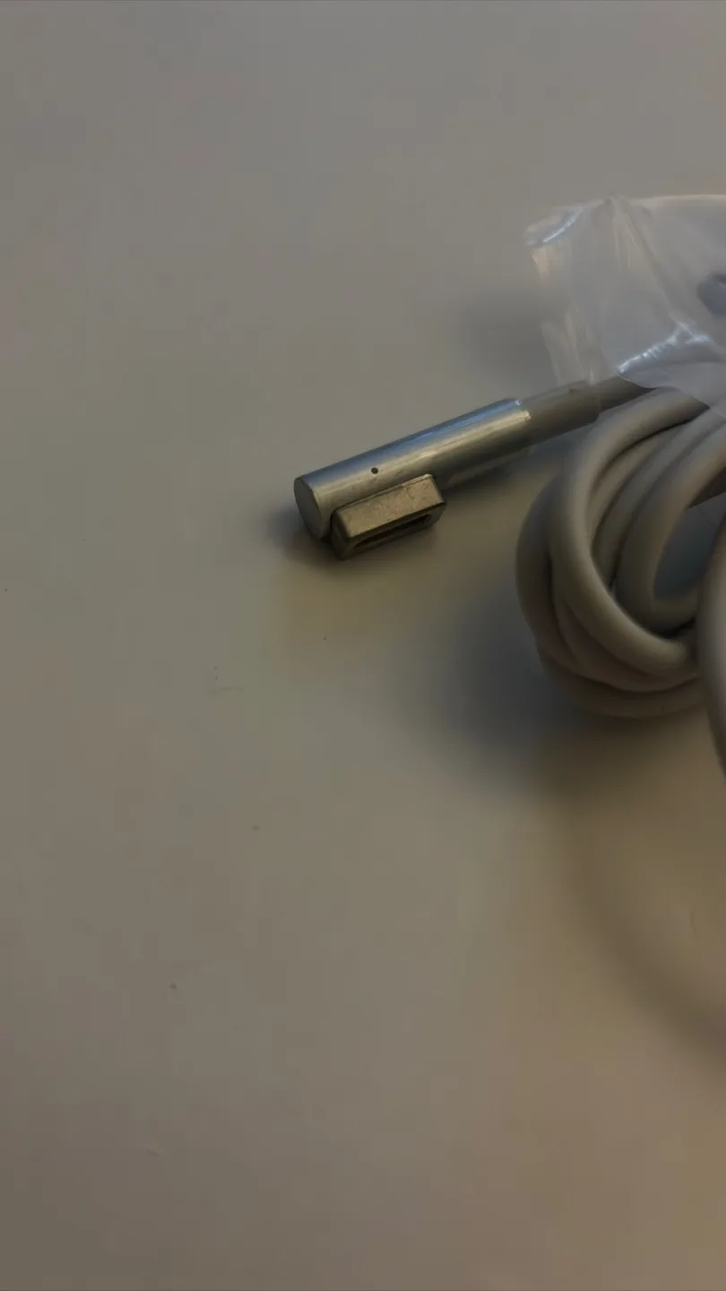 Apple 60W MagSafe Power Adapter image indicator(3)