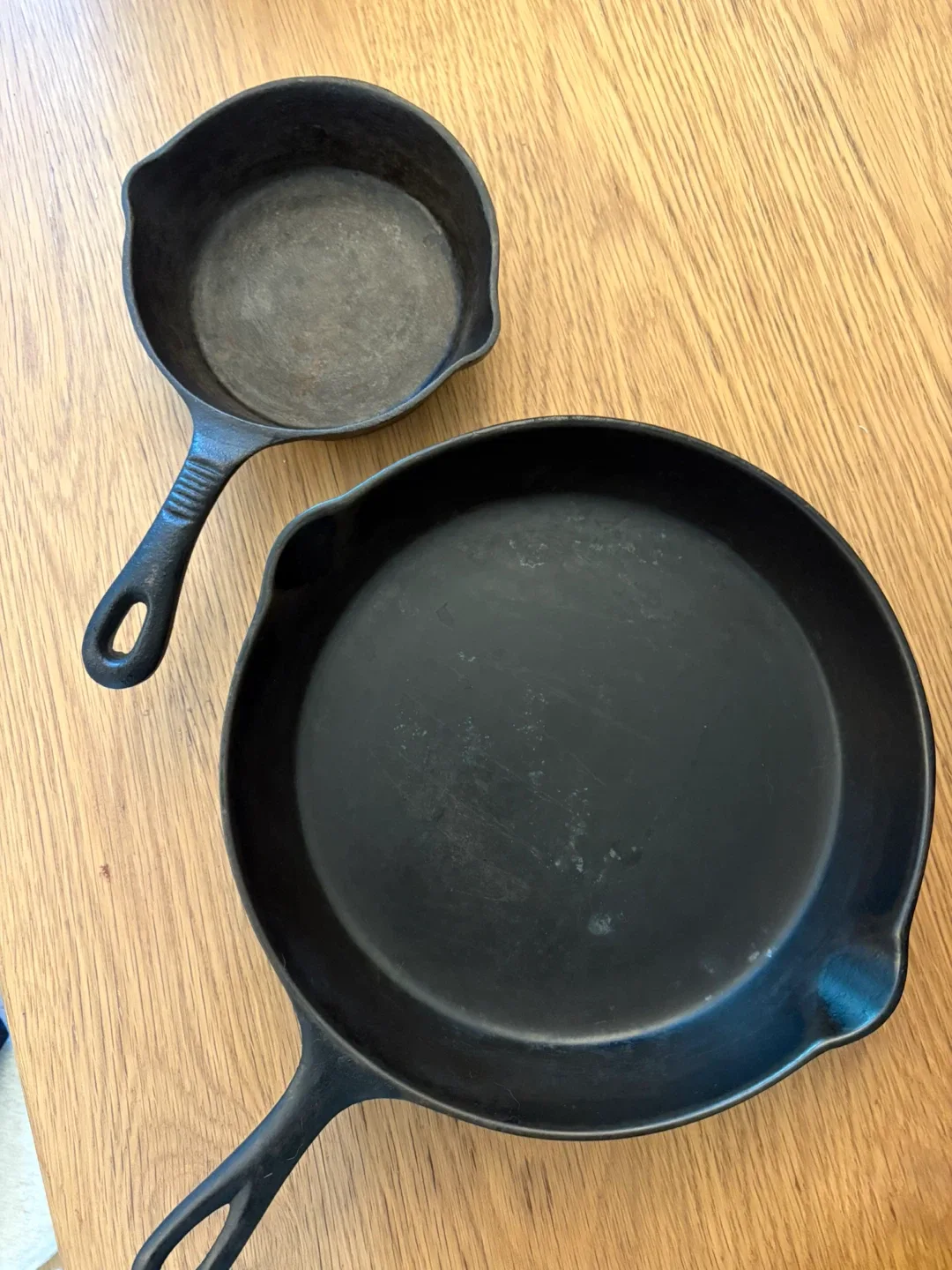 Cast Iron Skillet Set - 2 Pans thumbnail