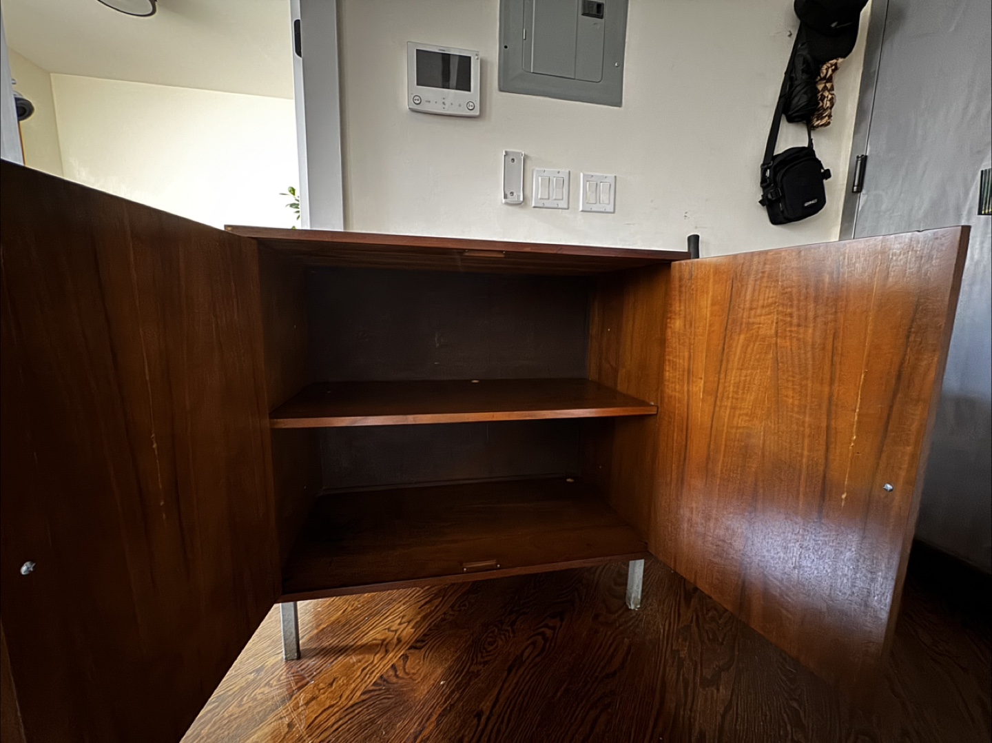 Vintage 1950s MCM Small Cabinet/ Credenza - photo 3