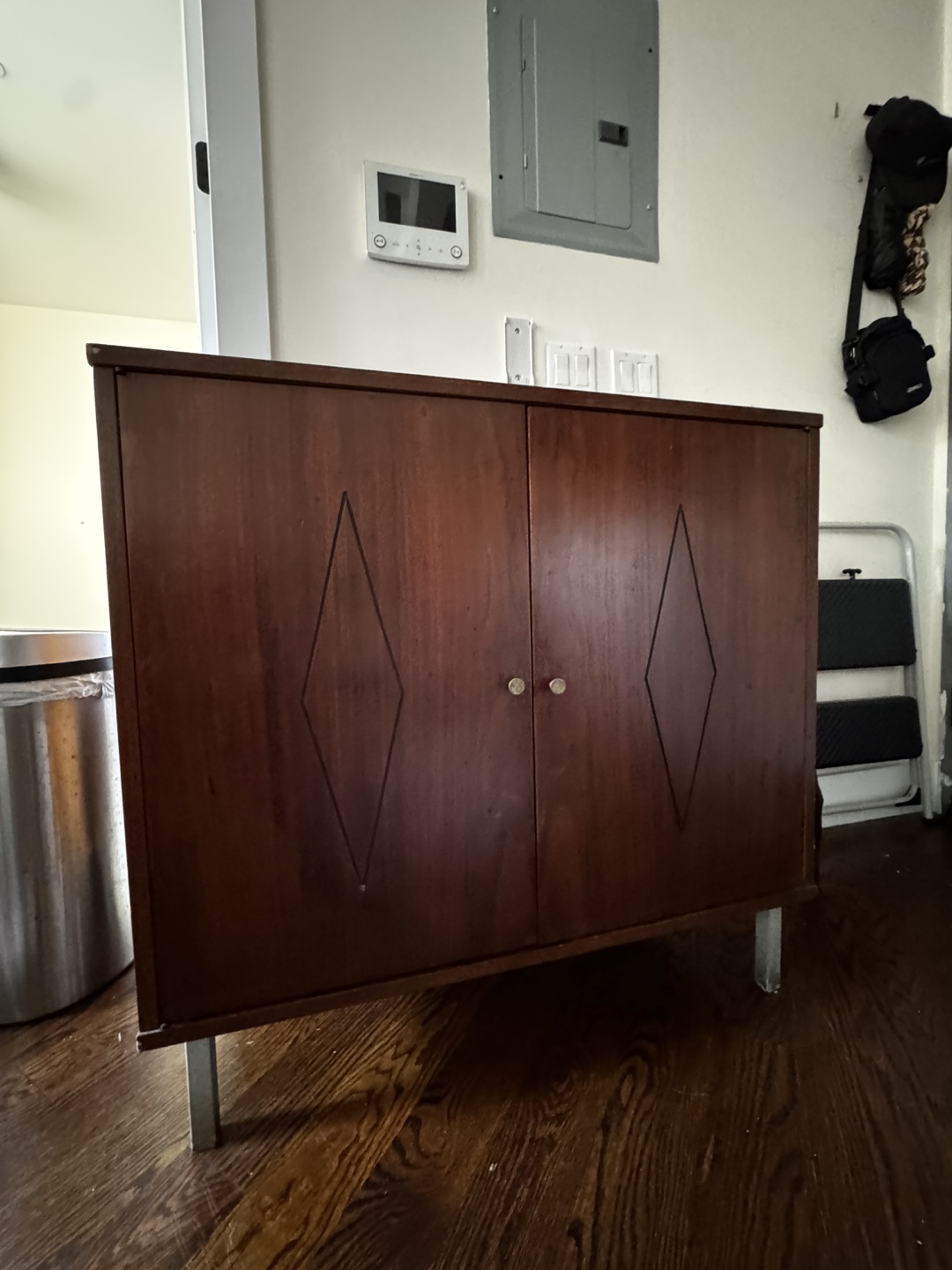 Vintage 1950s MCM Small Cabinet/ Credenza - photo 2