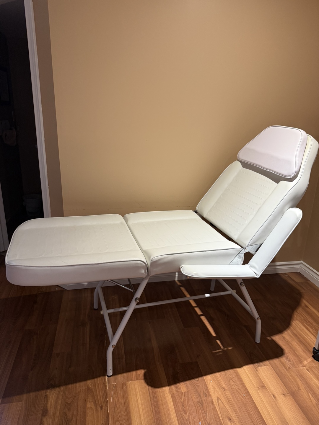 White Adjustable Spa/Massage Table - photo 2