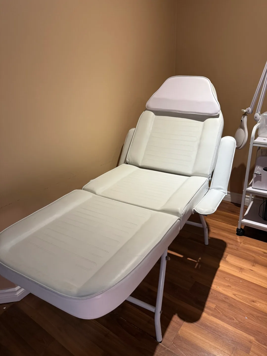 White Adjustable Spa/Massage Table thumbnail