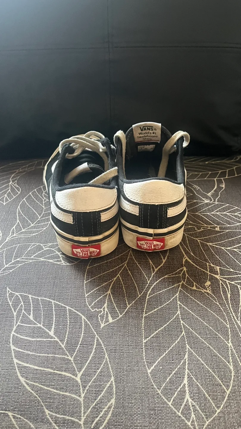 Vans Skateboard Shoes - Youth Size 4 image indicator(2)