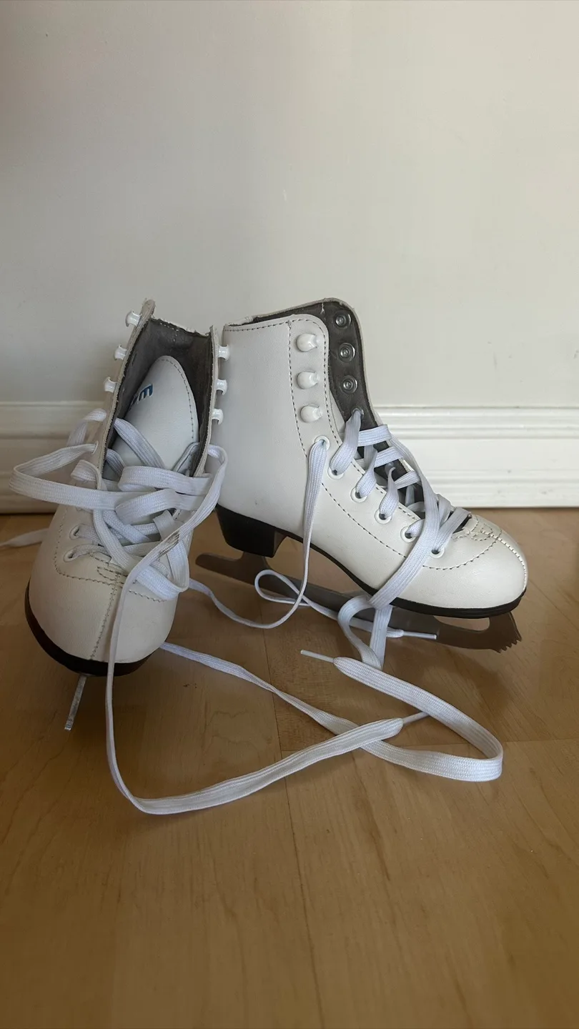 VIC Dream White Ice Skates. Size 12Y image indicator(4)