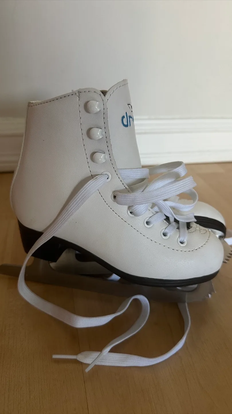 VIC Dream White Ice Skates. Size 12Y image indicator(5)