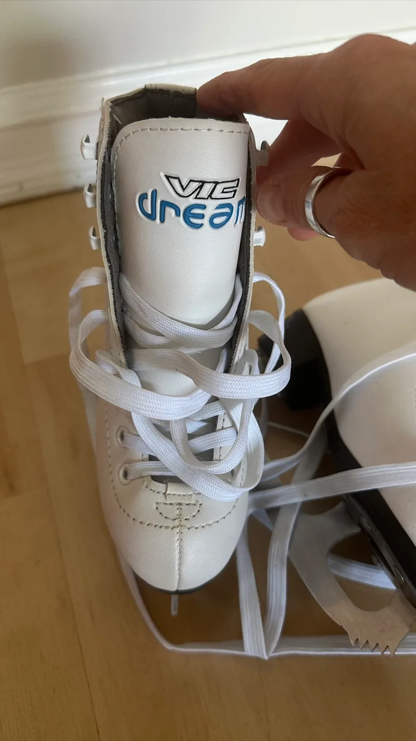 VIC Dream White Ice Skates. Size 12Y image indicator(3)