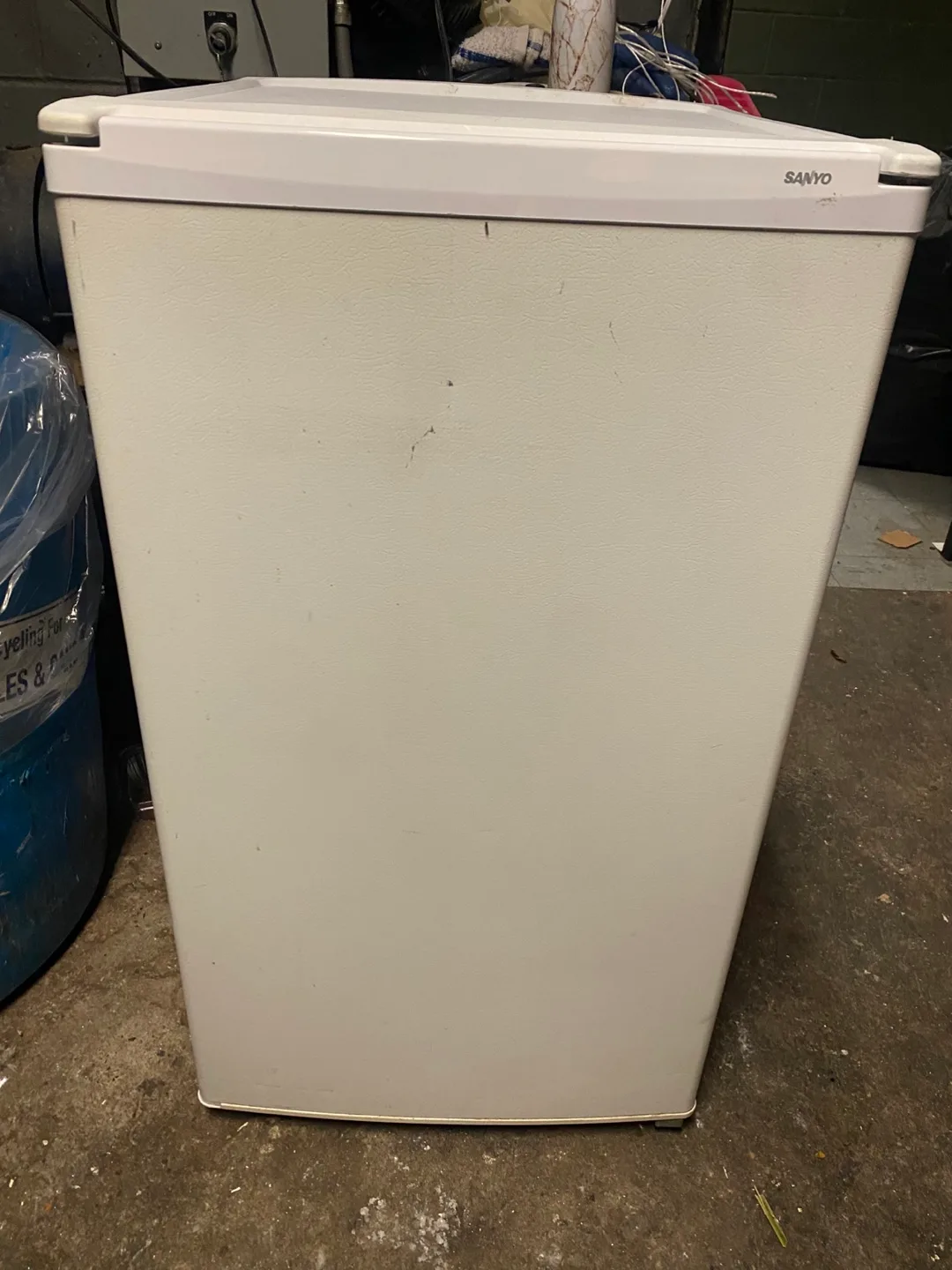Sanyo Compact Refrigerator - White image indicator(2)
