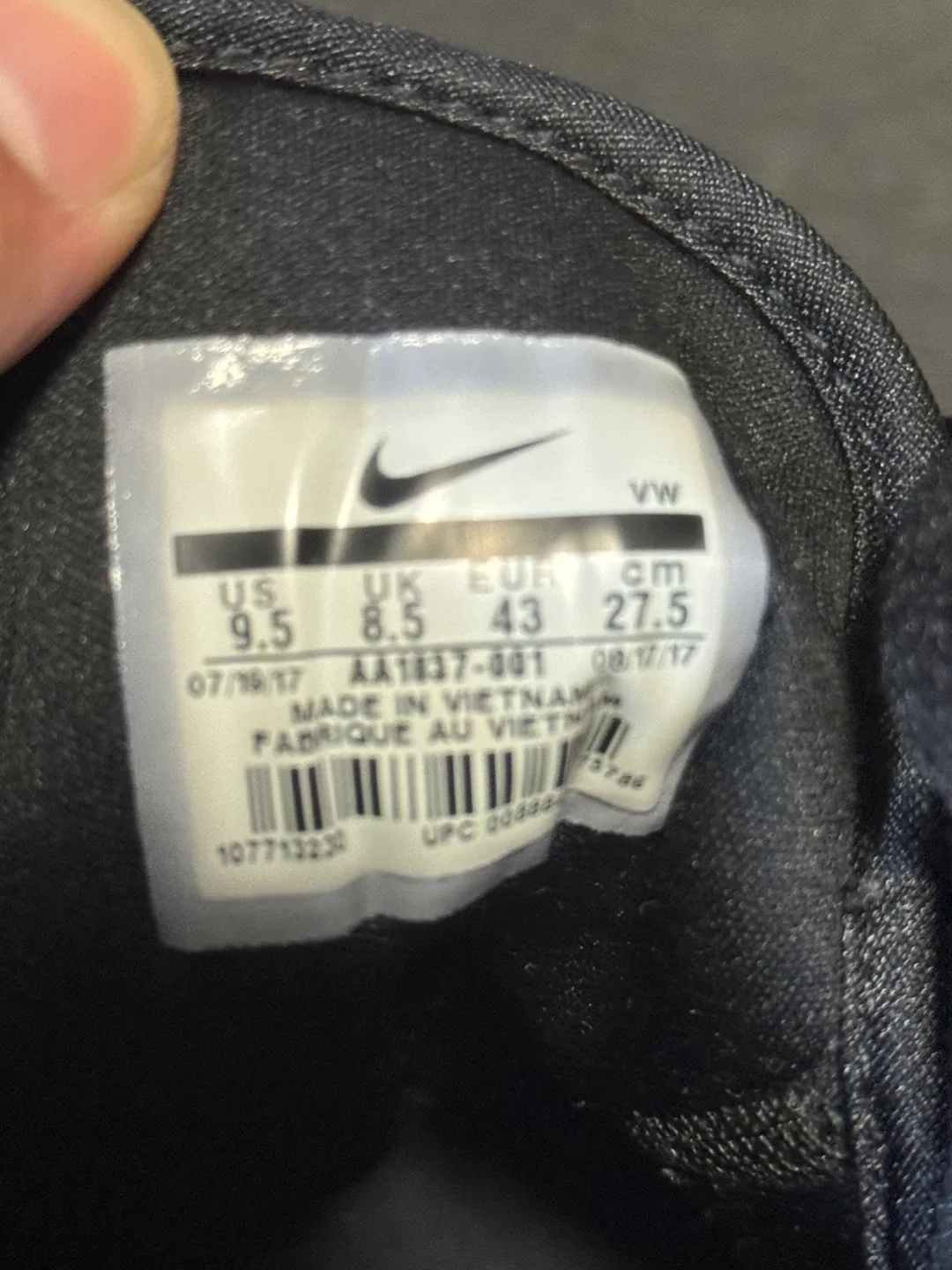 Nike Roshe One Black/White Shoes - US 9.5 image indicator(4)