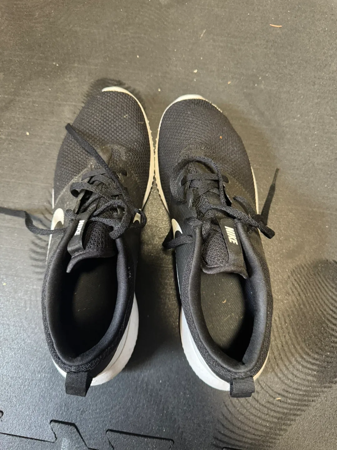 Nike Roshe One Black/White Shoes - US 9.5 image indicator(2)