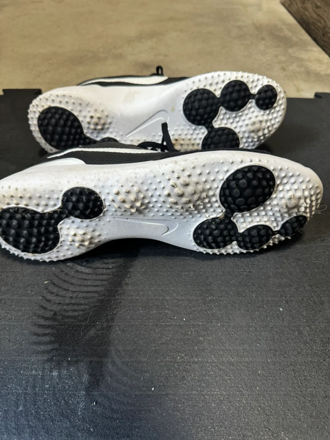 Nike Roshe One Black/White Shoes - US 9.5 image indicator(3)