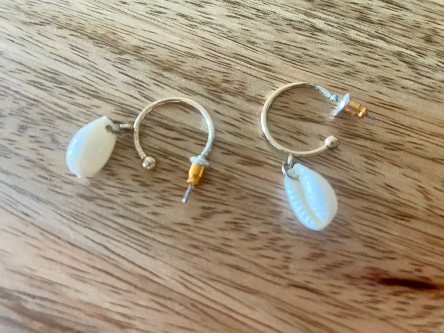 Shell Dangle Hoop Earrings image indicator(2)
