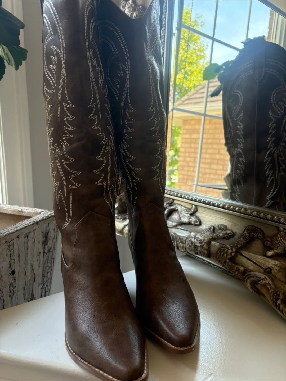 Brown Embroidered Cowboy Boots - Size 8.5 image indicator(4)